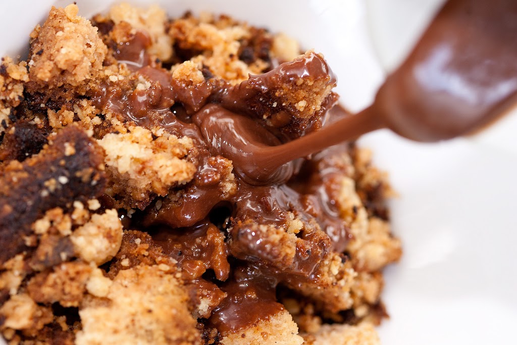 Crumble de Nueces de Macadamia con Salsa de Chocolate