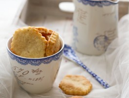 Galletas saladas con parmesano y orégano