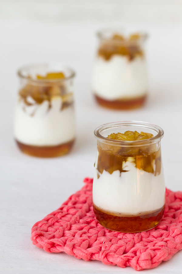 Yogur con manzanas caramelizadas y miel