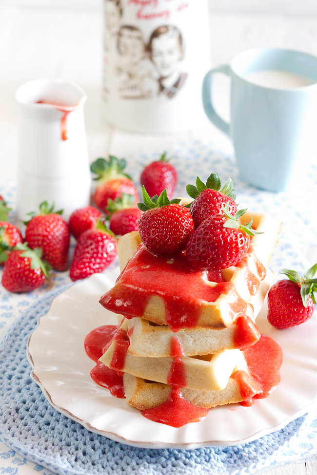 Gofres con coulis de fresa