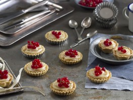 Tartaletas de crema pastelera y grosellas