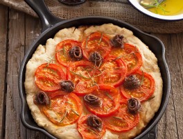 Focaccia de anchoas, tomate y orégano